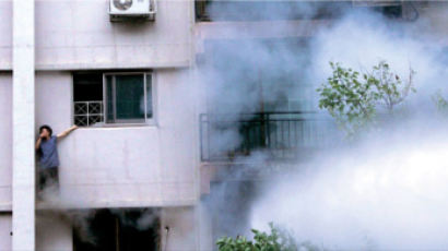 [사진] 여의도 아파트에 불 … 주민 창문 탈출
