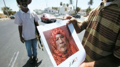 [사진] ‘여장 카다피’ 찾아라 