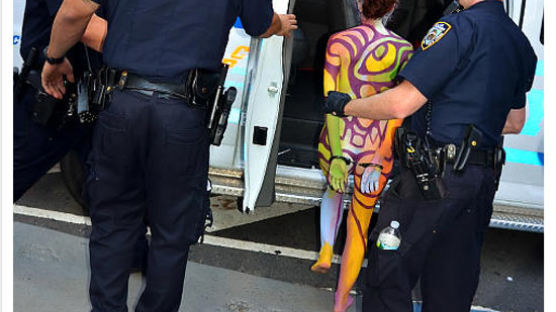 [사진] 뉴욕 타임스퀘어에서 알몸 보디페인팅 펼치던 작가·모델 체포