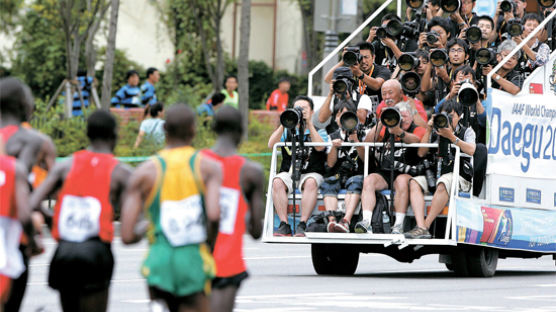‘케냐 기관차’ 키루이, 42.195㎞ 맨앞에서 달렸다
