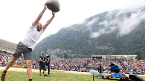 [사진] 스위스 83.5kg 돌 던지기 대회