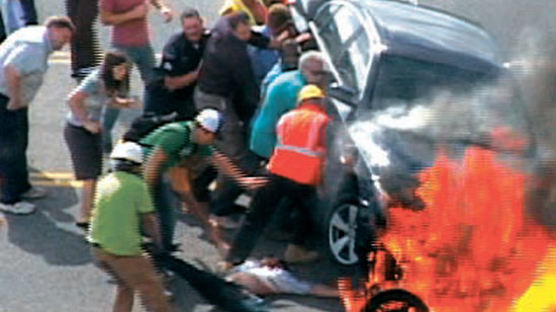 [사진] 미 용감한 시민들 … 불타는 차 번쩍 들어 구조