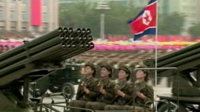 [단독] 북한군 열병식에서 여군들이 앉은 무기,알고보니 농기계 '트랙터'…'아연실색'
