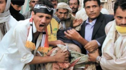 [사진] 예멘, 시민에게 무차별 발포 … 700여 명 사상 