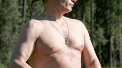 KGB 출신 푸틴 … 웃통 벗고 낚시 즐기는 ‘마초’
