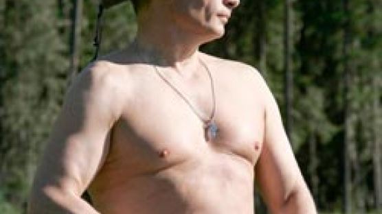 KGB 출신 푸틴 … 웃통 벗고 낚시 즐기는 ‘마초’