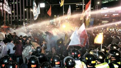 [사진] 등록금 시위대 - 경찰, 한밤 충돌 … 물대포 발사 