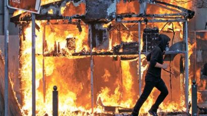 [사진] 총파업 10만명 시위 … 불타는 그리스