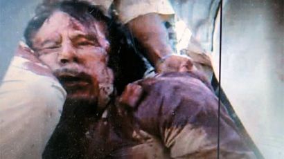 [사진] “쏘지 마, 쏘지 마” … 카다피 비참한 최후