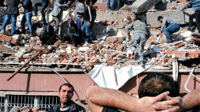 터키 7.2 강진 … “최소 1000명 사망”