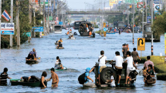 잉락 “홍수 한 달 더 간다” … ‘방콕해’로 변한 동양의 베니스