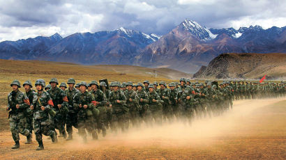 [Wide Shot] 중국 청두 군사령부 ‘인도 침공’ 대응 훈련