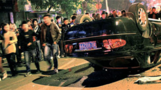 [사진] 중국서 세금 항의 폭동 … 차량 뒤집고 공공시설 부숴