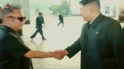 [사진] 김정일·김정은 한 손 악수 
