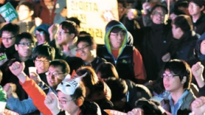 초등생이 ‘FTA 반대 집회’ 무대 올라 4행시 하며 “리명박, 천벌 받아라” 외쳐