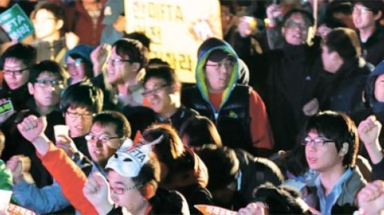 초등생이 ‘FTA 반대 집회’ 무대 올라 4행시 하며 “리명박, 천벌 받아라” 외쳐