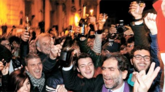 ‘시장의 힘’에 밀려난 베를루스코니 … 로마 시민들 축배