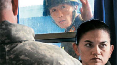 [사진] 북한군 병사는 뭐가 궁금했을까