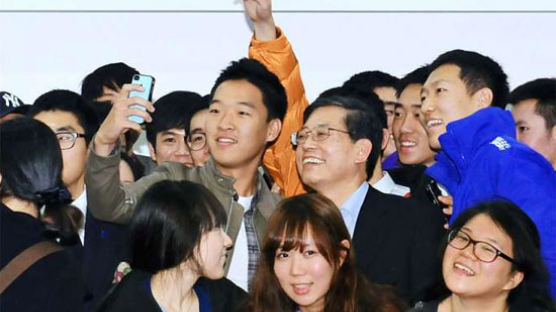 대학생들과 노타이 인증샷 … ‘김황식의 청콘’