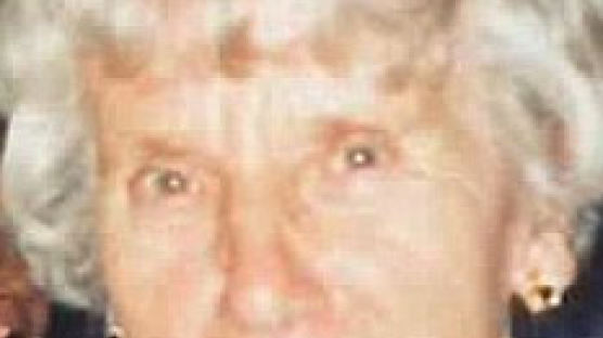 영국판 순애보: 남편 유골 뺏기지 않으려 소매치기와 싸운 79세 영국 여인