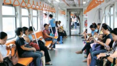 한국 돈으로 지어준 마닐라 전철에 한국식 여성전용칸