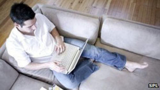 남성, 와이파이 켠채 노트북 허벅지에 올려놓으면 위험천만