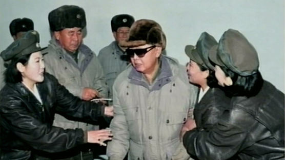 [사진]김정일 팔을 잡아끈 여군들