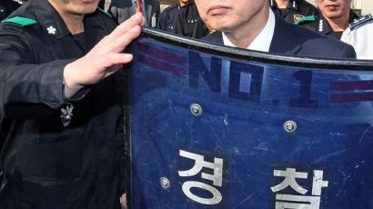 [사진] 김황식 “민주주의 파수꾼” 전·의경 격려
