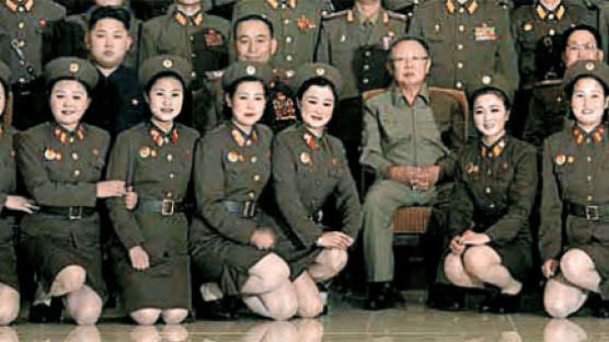 [사진] 김정일과 사진 찍은 여군들 다리 보니