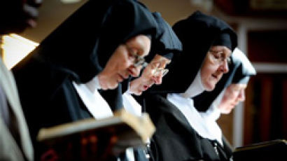 수녀들이 피임약 복용해야 하는 이유는?