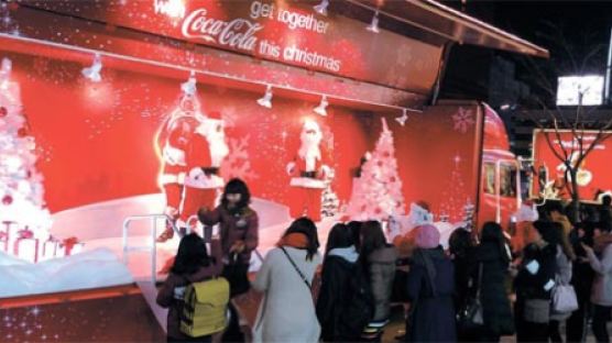 ‘코크 산타’가 서울 번화가 누비는 까닭