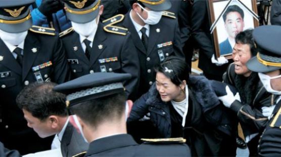 [사진] 중국, 이 소녀의 눈물 보고 있나 … 고 이청호 경사 영결식 인천 부두서 엄수 