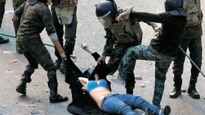 [사진] 여성 신체 노출 금기도 짓밟아 … 이집트 시위 500여 명 사상
