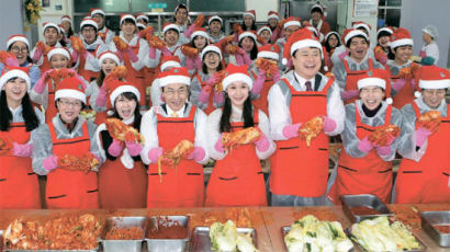 [사진] 김장 선물 준비하는 대학생 산타들