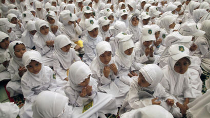 [사진] 쓰나미 유족을 위해 기도하는 아이들