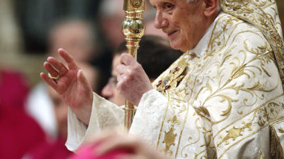 [사진] 새해 전야 미사 집전하는 교황 
