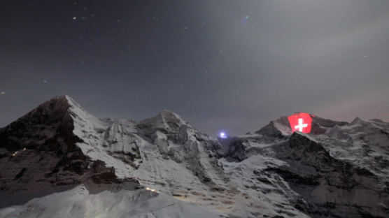 [사진] 알프스 산맥에 거대한 스위스 국기가?