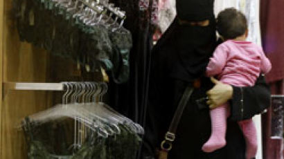사우디여성들, 속옷 살때마다 남성 친척과 동행…황당 속옷판매 문화