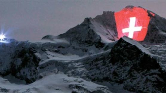 [사진] 알프스 수놓은 스위스 국기