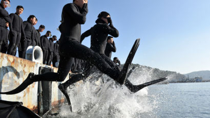 [사진] 해군 해난구조대, 동계 혹한기훈련 실시