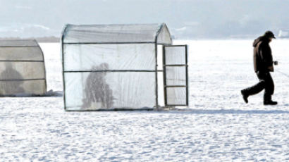 [사진] 너무 추워서 … 비닐하우스 친 강태공