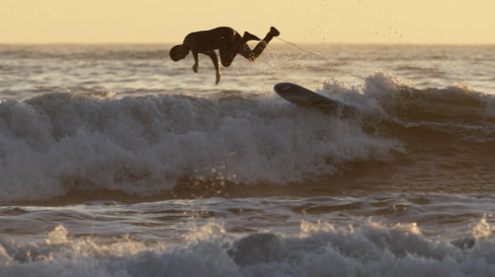 [사진] 석양 사이로 서핑하다가 '미끌'