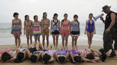 [사진] 중국 여성들, 수영복 차림으로 해안가에서…