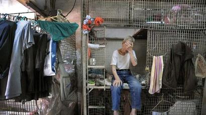홍콩의 어두운 그늘…`새장`에 사는 빈민 충격
