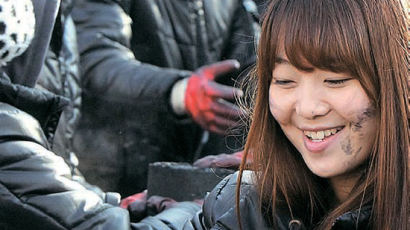 [사진] 동서대생들, 검은 연탄 하얀 미소