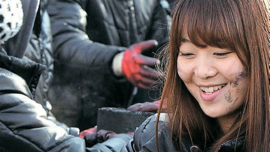 [사진] 동서대생들, 검은 연탄 하얀 미소