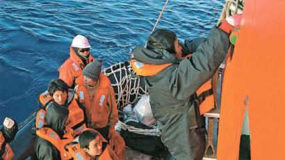 [사진] 조난 어선 선원들 대피시키는 아라온호 