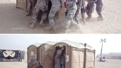 남녀 군인 12명 총들고 화장실 한칸에 '우르르' 