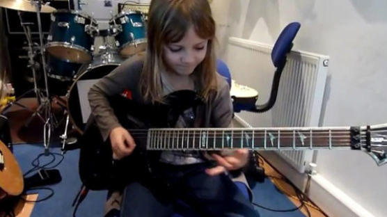 메탈리카도 울고 가는 9살 소녀의 신들린 기타 연주