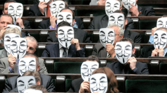 [사진] 인터넷 감시 반발 … 해커 가면 쓴 폴란드 의원